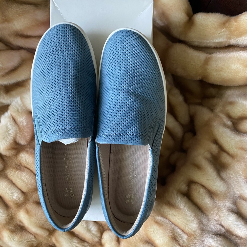 Naturalizer slip on tennis shoe
